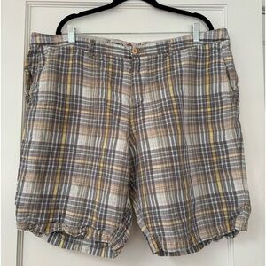 Great used condition Tommy Bahama size 42